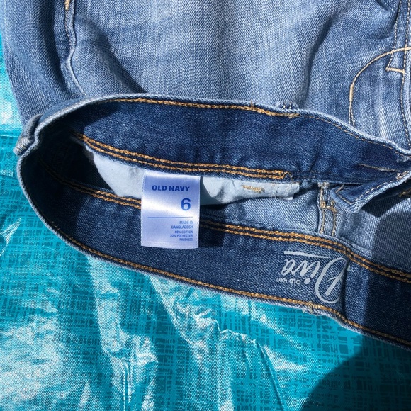 Old Navy Women’s Denim Shorts - Size 6 - Picture 3 of 4